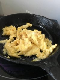 好吃的韭菜虾皮鸡蛋煎饺做法图解2)