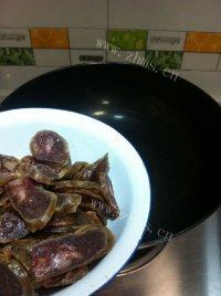 家常菜洋葱炒腊肠做法图解3)
