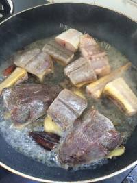 鲜香的酱焖拔子鱼做法图解4)