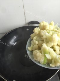 食欲满满的素炒花菜做法图解3)