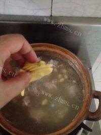 常吃不腻的海带排骨汤做法图解7)