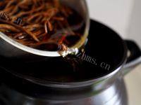美味的茶树菇排骨汤做法图解5)