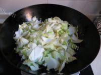 家常菜红烧肉炖白菜做法图解3)