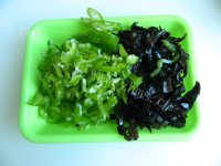 美味的木耳青椒肉丝盖饭做法图解3)