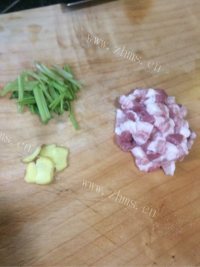 花菜炒肉做法图解2)