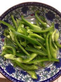 家常菜青椒炒肉丝做法图解5)