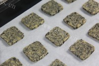自制黑芝麻海苔饼干做法图解12)