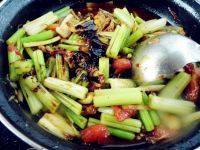 家常菜芹菜番茄炒肉丝做法图解9)