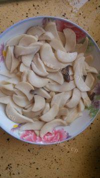 家常菜鸡腿菇炒肉片做法图解4)