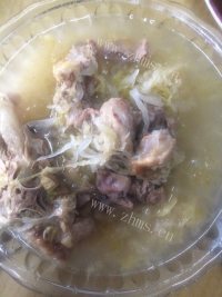 可口的排骨炖酸菜做法图解5)