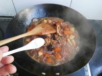 热腾腾的胡萝卜山药炖排骨做法图解14)