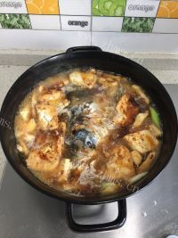 独特的鱼头炖豆腐做法图解6)