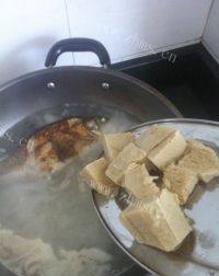 老爸做的豆腐鲫鱼汤做法图解3)