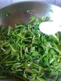 色泽不错的炒芹菜做法图解4)