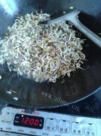自制炒绿豆芽做法图解3)