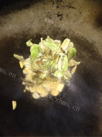 美味的莴笋干炒肉做法图解6)