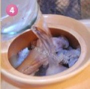 美味的黄豆滋补猪手浓汤做法图解4)