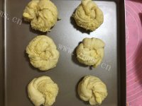 香喷喷的椰蓉面包做法图解8)