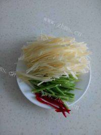 居家必备酸辣土豆丝做法图解3)