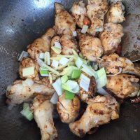 美味的香辣鸡翅根做法图解6)