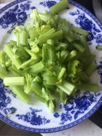 简单的芹菜炒肉丝做法图解1)