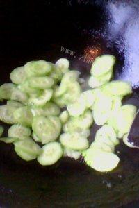 常吃不腻的黄瓜炒鸡蛋做法图解9)