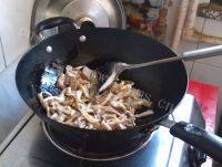 家常菜平菇炒肉片做法图解7)