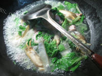家常咸肉小白菜蛏子汤做法图解4)