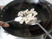 美味的红烧栗子排骨做法图解6)