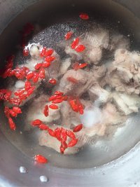 滋补的红糖枸杞猪骨汤做法图解6)
