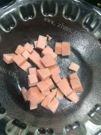香喷喷的菠萝五彩炒饭做法图解3)