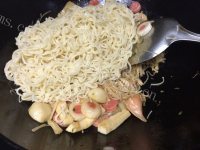 懒人版炒方便面做法图解9)