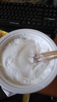 一个人的电饭锅蛋糕做法图解2)