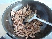 青椒豆皮炒肉做法图解2)