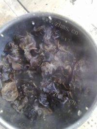 美味的蒜薹炒木耳做法图解2)