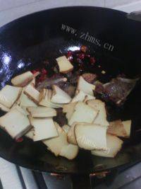 家常菜腊肉炒豆干做法图解7)