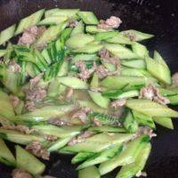 青瓜炒肉片