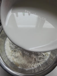 简易的奶香豆沙包做法图解1)