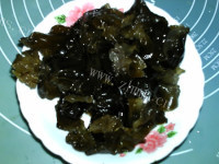 好喝的香菇木耳淡菜汤做法图解4)
