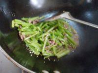 爽口芹菜炒牛肉做法图解10)