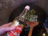 十分诱人的蒜苔肉丝做法图解5)