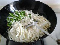 家常菜茭白青椒炒肉丝做法图解4)