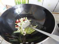 色味俱佳的蒜苗炒五花肉做法图解10)