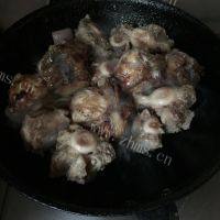 美味的红酒炖牛尾做法图解4)