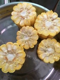 美味的玉米煮鸡爪做法图解2)