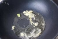 口感极佳的西葫芦炒木耳做法图解4)