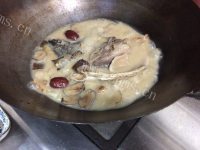 美味佳肴川芎天麻鱼头煲做法图解8)