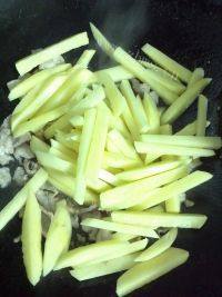 美美厨房之土豆炒肉做法图解4)