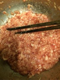 好吃的猪肉芹菜馅包子做法图解6)