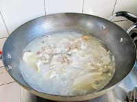 美味的茶树菇鱼骨汤做法图解5)